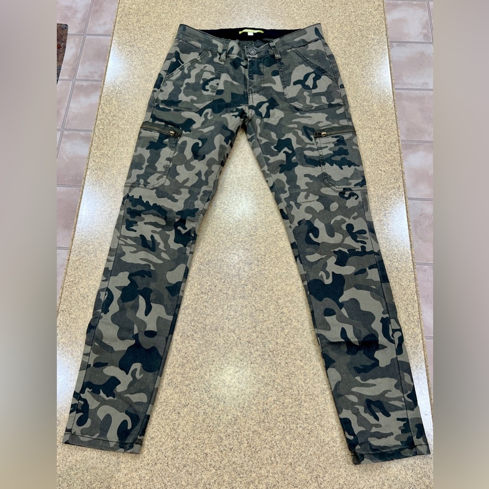 Gianni Bini Women's Green Camouflage Skinny Cargo Pants